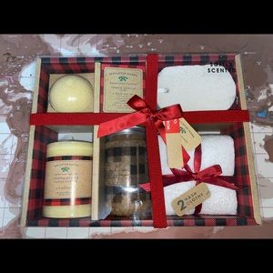 NIB Mistletoe Farms 6 Piece Spa Set - French Vanilla Scent